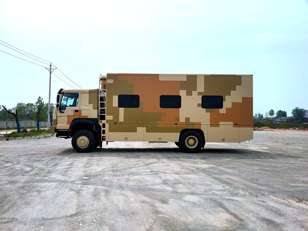 重汽豪沃四驅(qū)野戰(zhàn)宿營(yíng)車(chē)(12人)