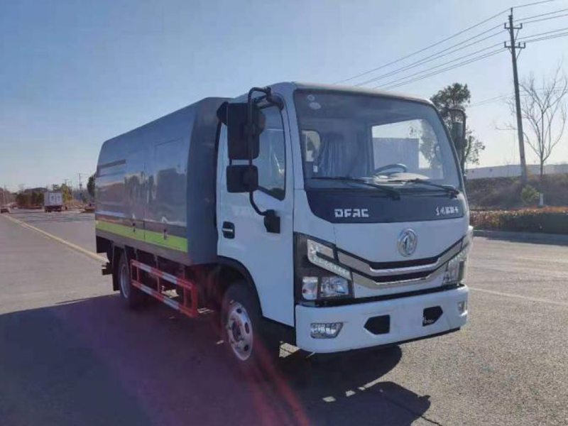 東風(fēng)小多利卡中置護欄清洗車