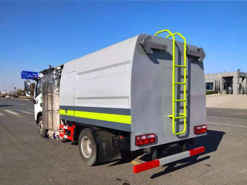 東風(fēng)小多利卡中置護欄清洗車