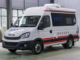 依維柯移動式疫苗接種車，可下鄉鎮